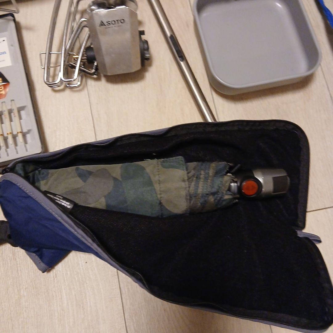 アウトドア調理器具セットとビデオカメラ