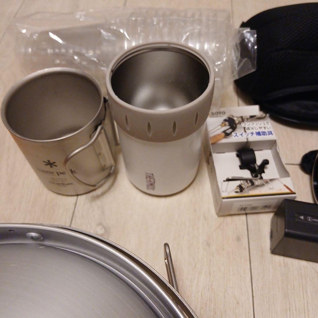 アウトドア調理器具セットとビデオカメラ