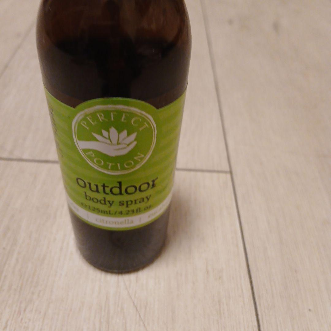 アウトドア調理器具セットとビデオカメラ