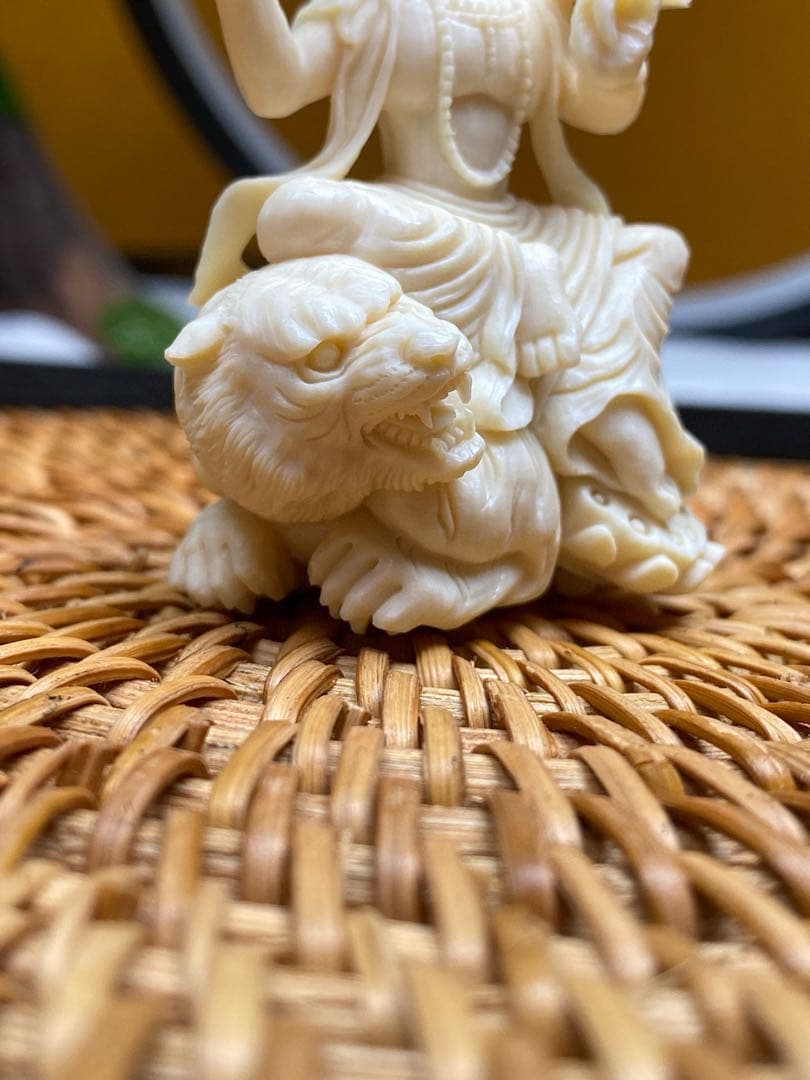 天然マンモス牙美しい手作り彫刻　虚空蔵菩薩　小さいな置物