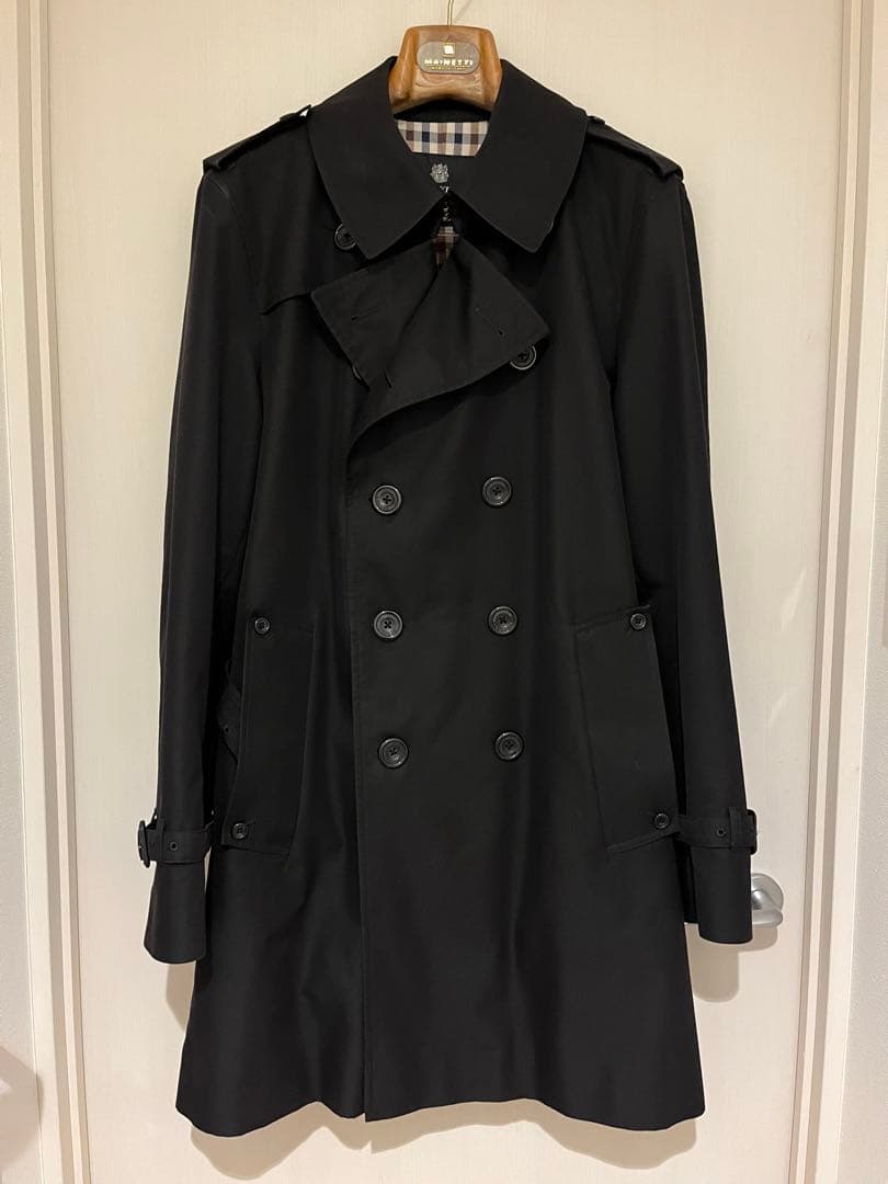 アクアスキュータムの定番黒トレンチコート