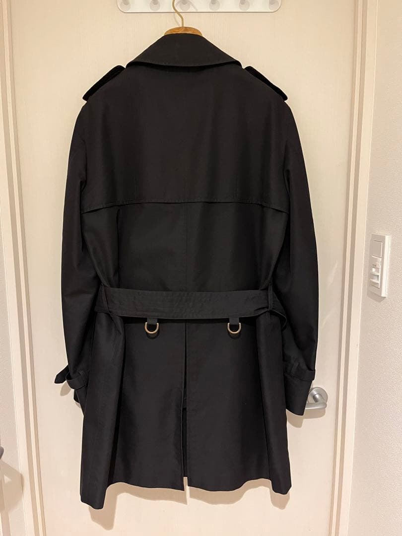 アクアスキュータムの定番黒トレンチコート