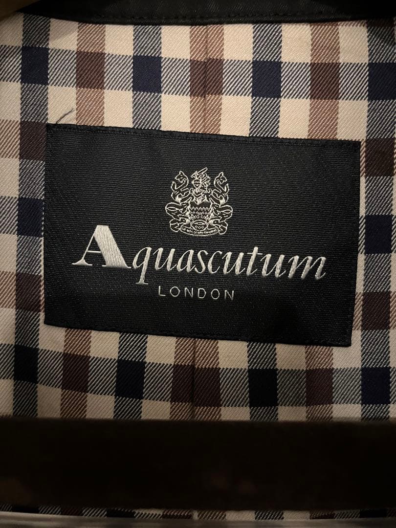 アクアスキュータムの定番黒トレンチコート