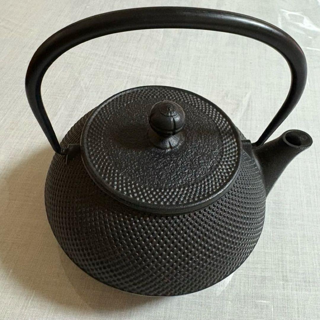 【mido midoさま専用】 岩鋳 鉄瓶 7型アラレ IH対応 黒焼付0.9