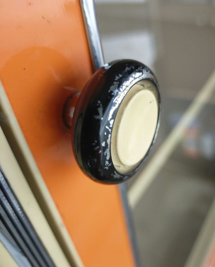 昭和 レトロポップオレンジ色 ガラス扉付き収納キャビネット