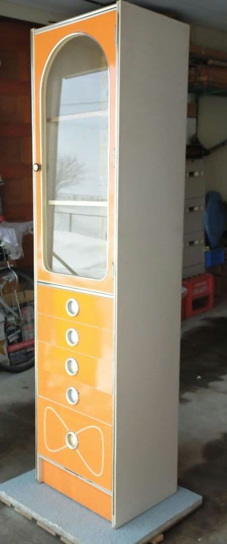 昭和 レトロポップオレンジ色 ガラス扉付き収納キャビネット