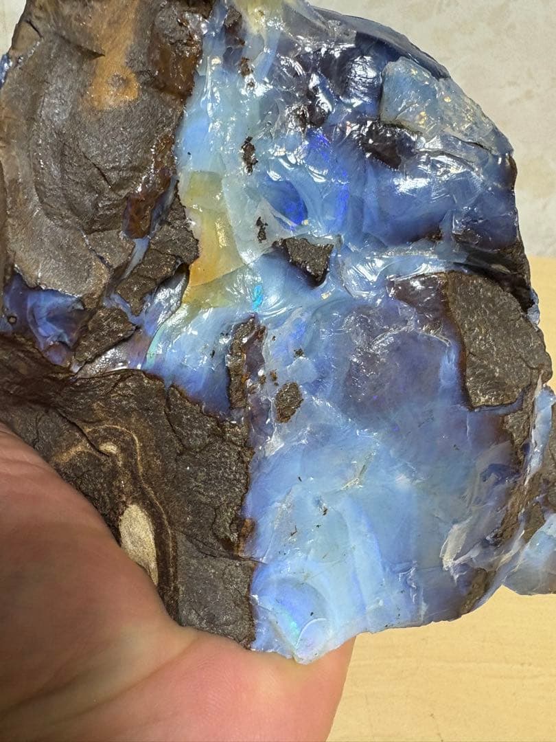 オーストラリア産　大きなボルダーオパール原石　約1976g パワーストーン置物