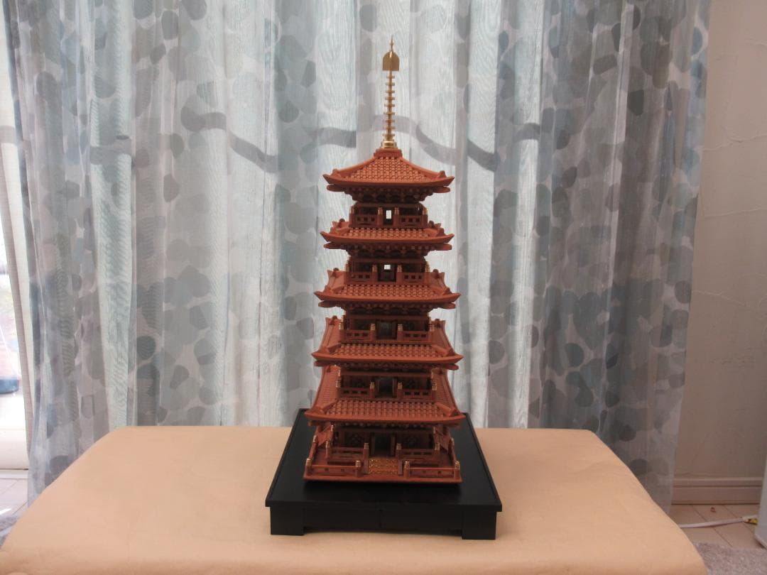 【修理品】五重塔模型　　大きさ：幅約２２×奥行２２×高さ６０ｃｍ　縮尺約１／５０