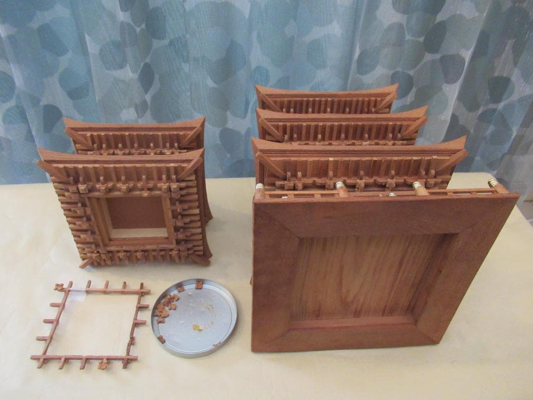 【修理品】五重塔模型　　大きさ：幅約２２×奥行２２×高さ６０ｃｍ　縮尺約１／５０