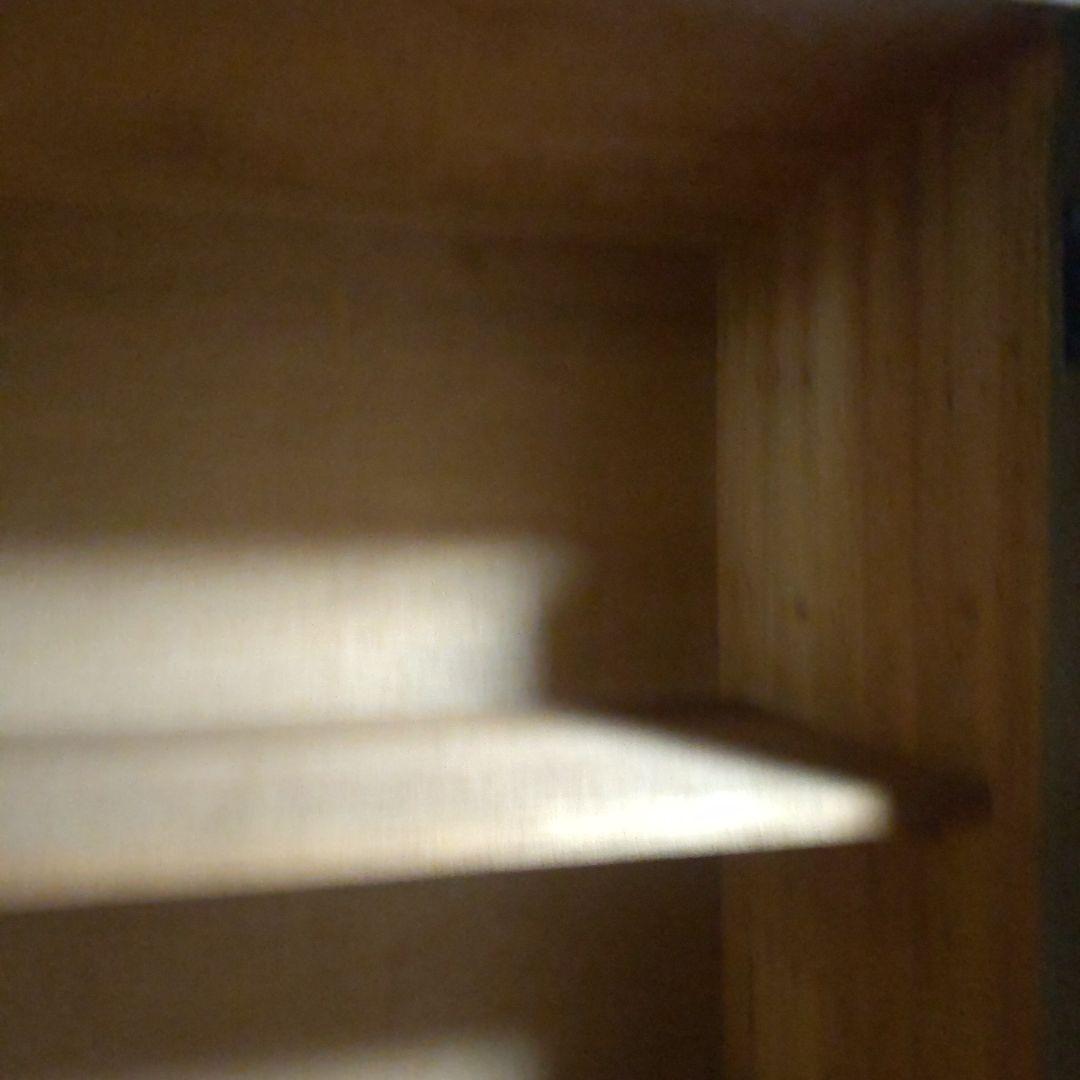 レトロな木製キャビネット 古い本棚 ガラス扉付き カーテン付き