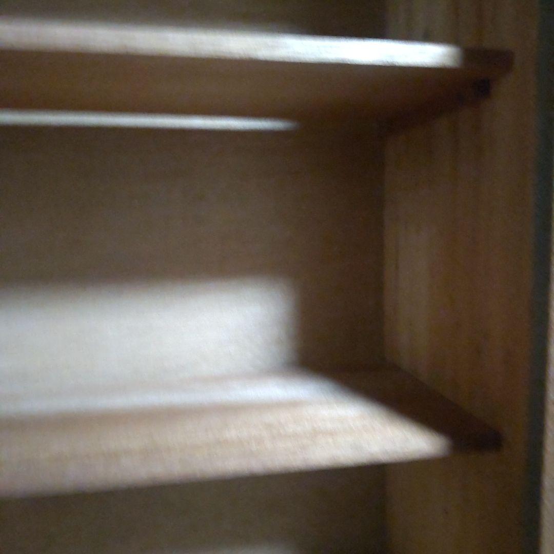 レトロな木製キャビネット 古い本棚 ガラス扉付き カーテン付き