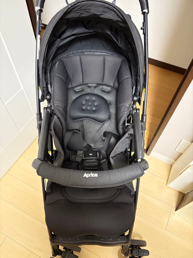 週末セール! アップリカ　ラクーナクッションフリーACブラック雨よけカバー付き