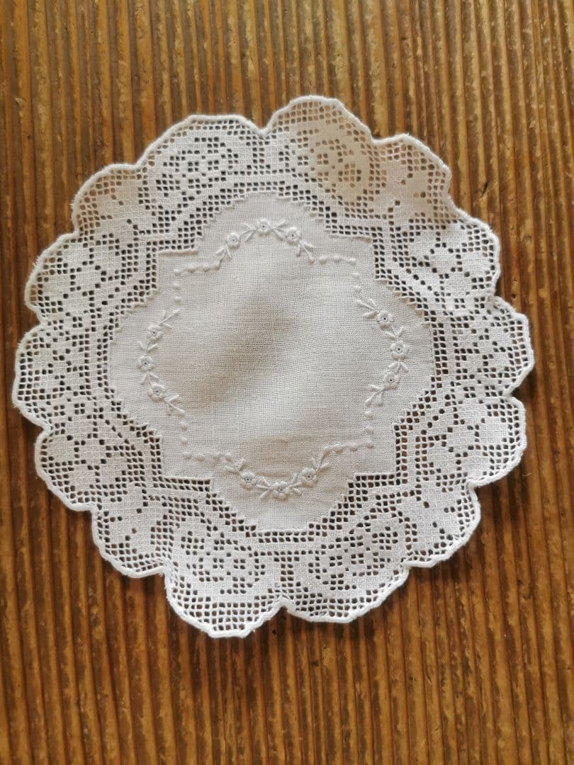 アンティーク フィレレース＆アペンツェル 白糸小花刺繍 フラワー型リネンドイリー