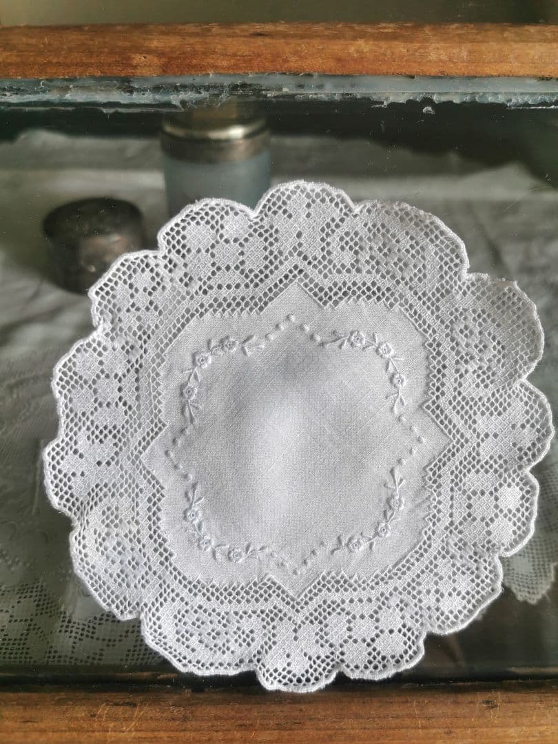 アンティーク フィレレース＆アペンツェル 白糸小花刺繍 フラワー型リネンドイリー