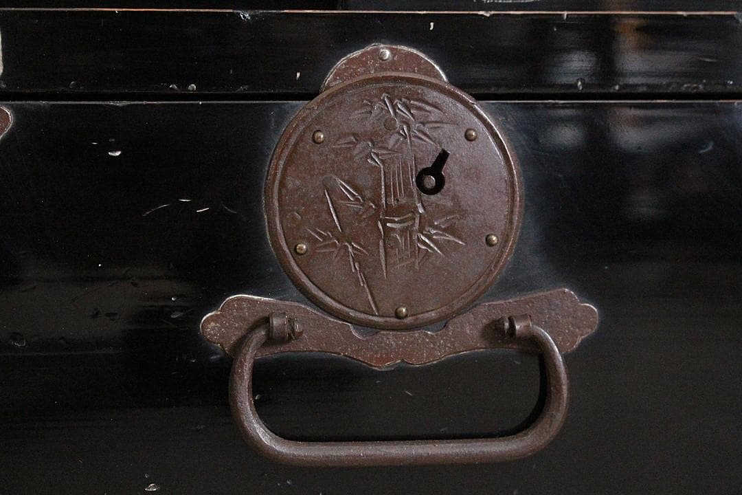 丸金具付き小抽斗3杯×欅戸の戸棚　庄内箪笥　タンス　収納　古家具　古民家時代家具