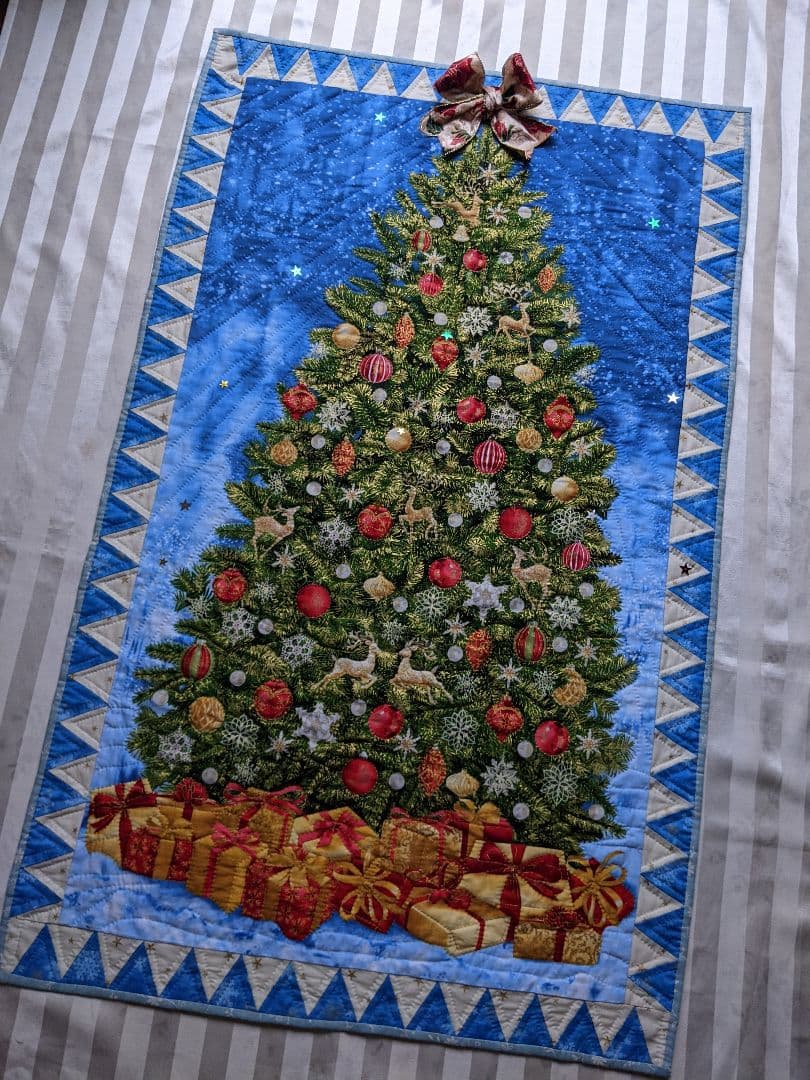 クリスマス　パッチワークキルト　タペストリー