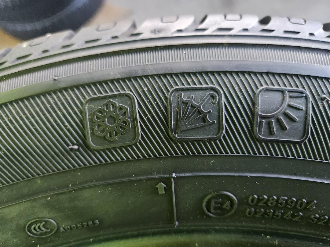 送料込☆2023年製TOYOトーヨー タイヤ215/60R17 日本製☆4本