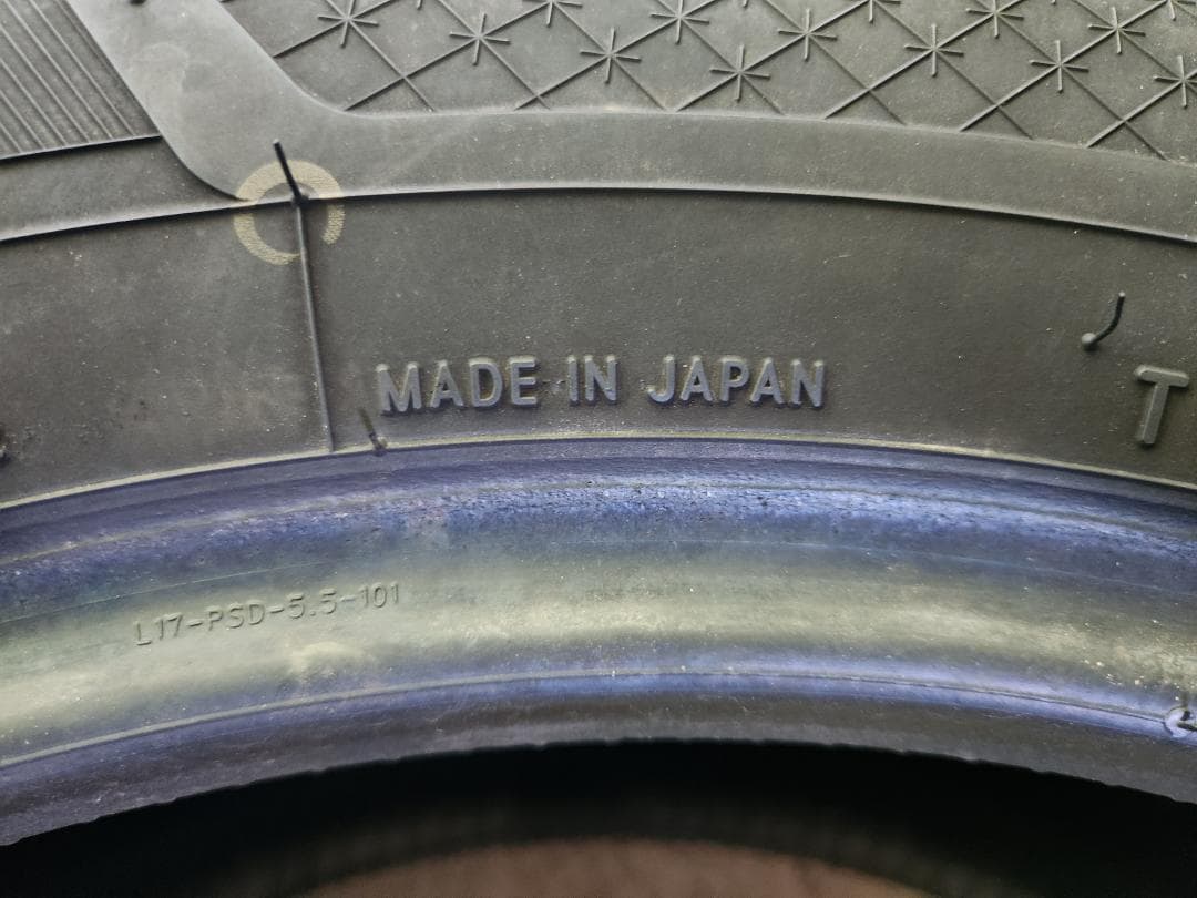 送料込☆2023年製TOYOトーヨー タイヤ215/60R17 日本製☆4本