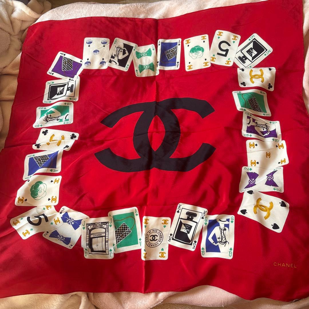 CHANEL 赤トランプ柄シルクスカーフ