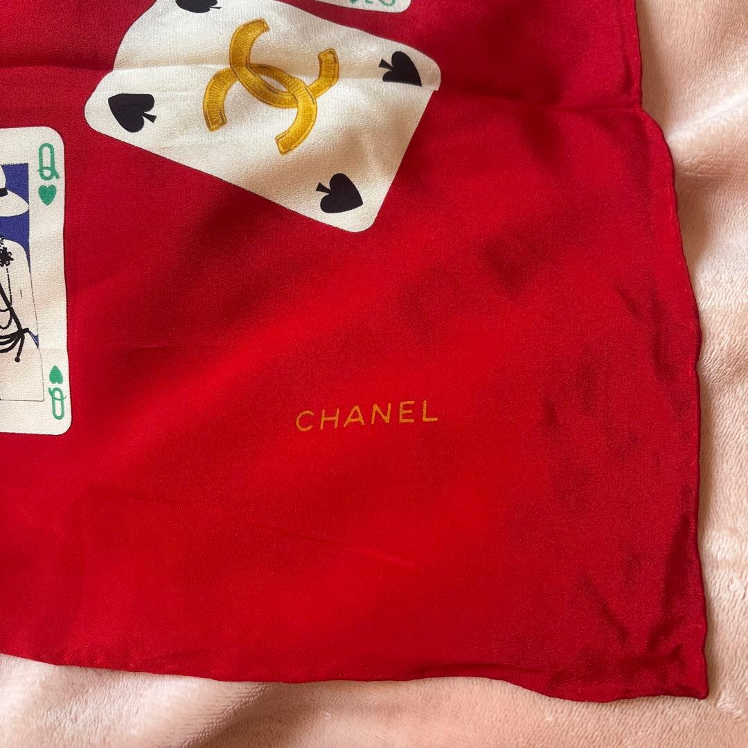 CHANEL 赤トランプ柄シルクスカーフ