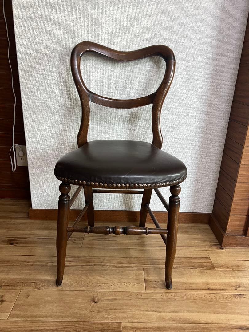 ハート型背もたれの木製チェア