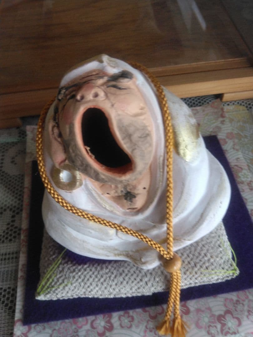 あくび達磨人形