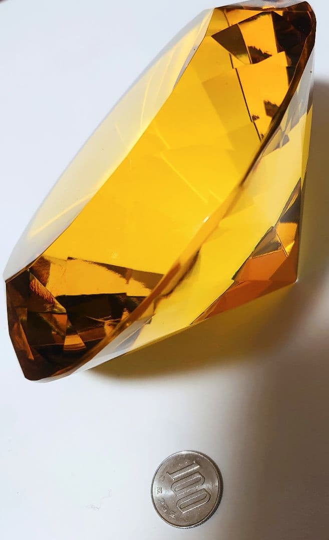 イエローダイヤモンド大玉水晶(横145㎜、重さ1975g)