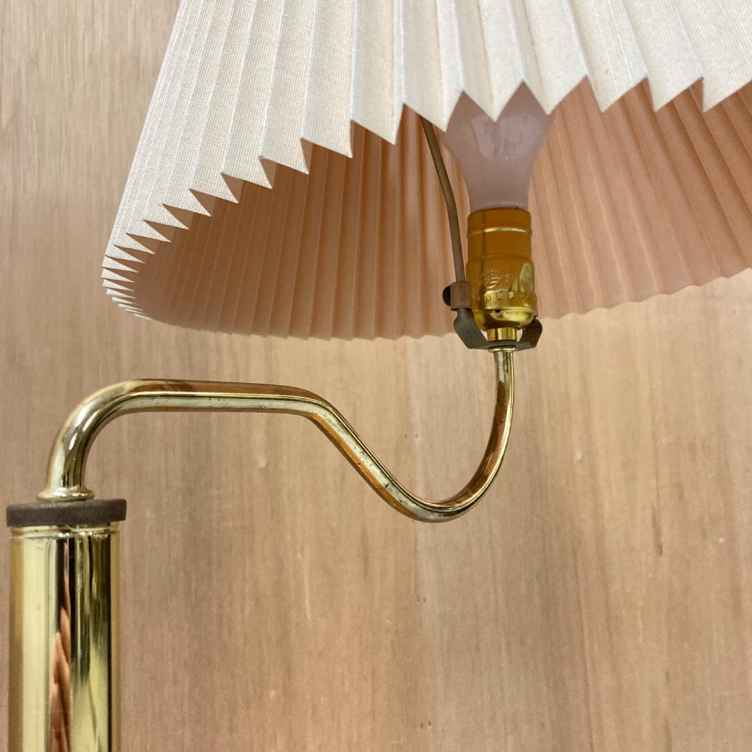 木製フロアスタンド　ベッドサイドフロアランプ　テーブル付ライト　間接照明レトロ