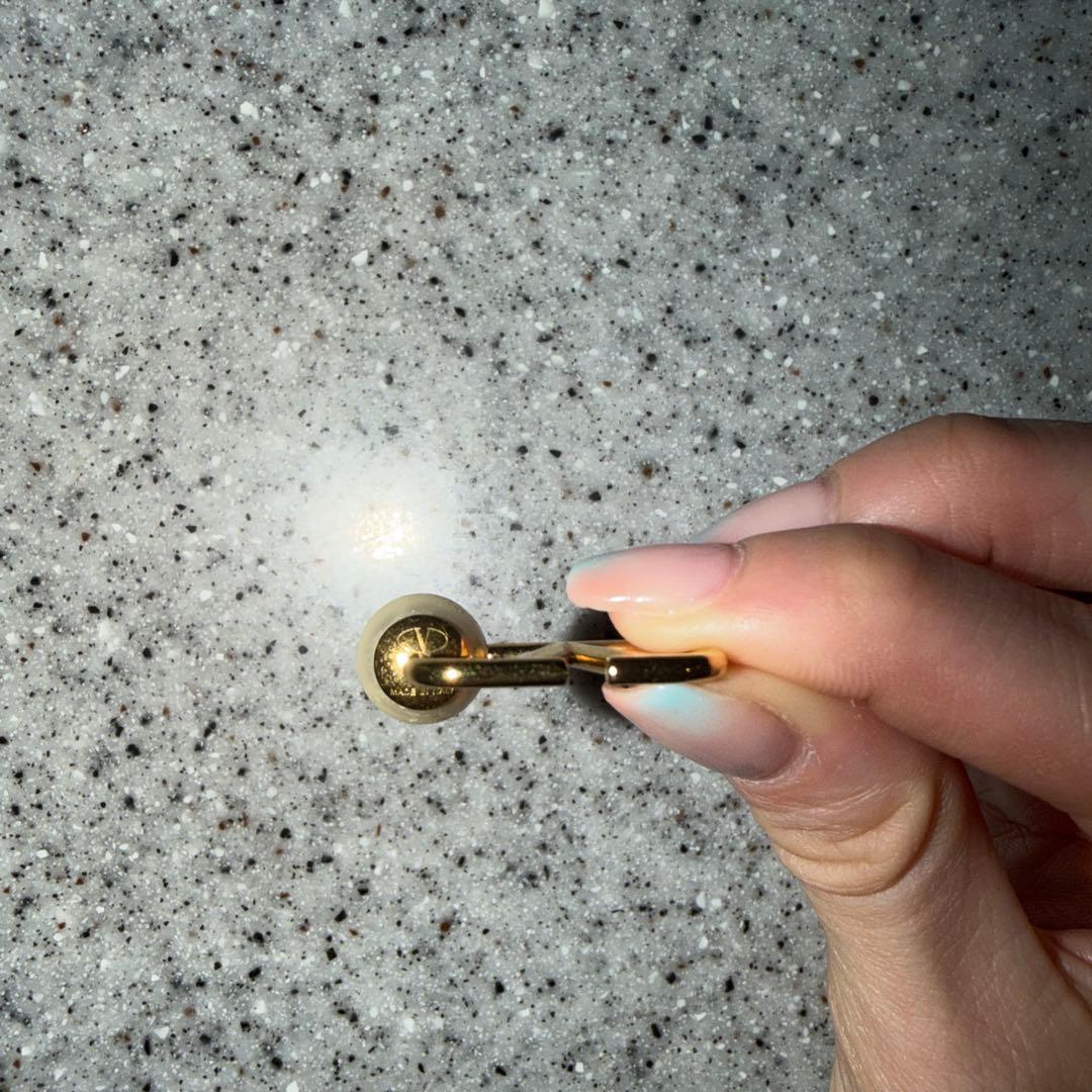 VALENTINO ロゴパールピアス