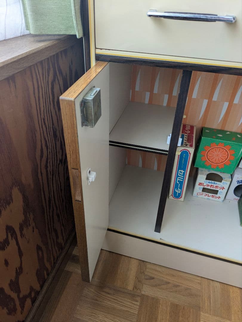 昭和レトロ　ポップ　食器棚　収納キャビネット ガラス棚付き　当時物