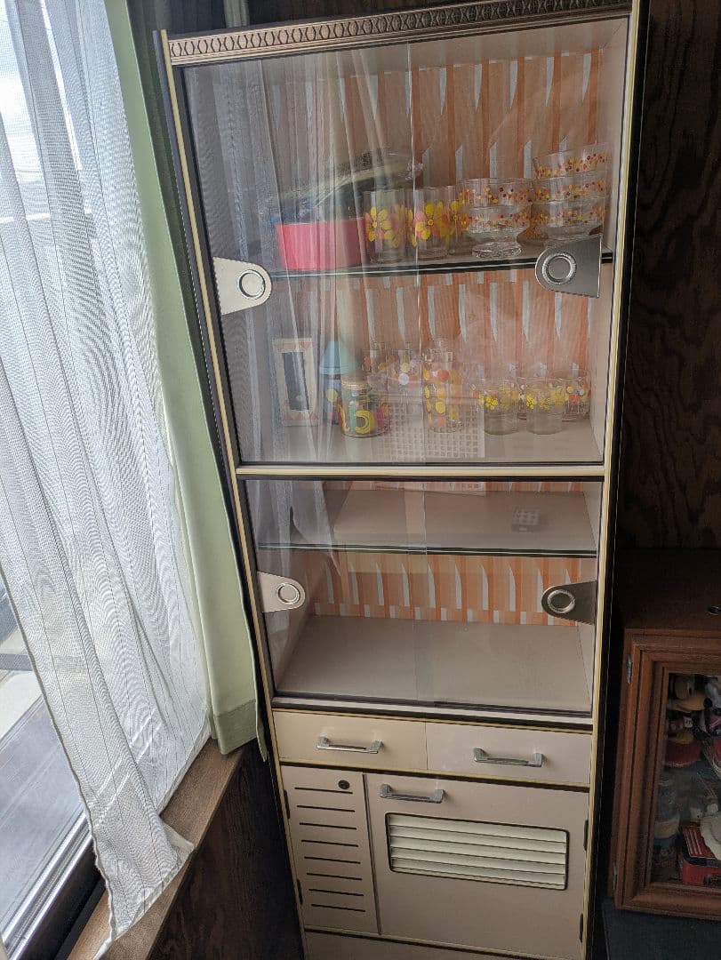 昭和レトロ　ポップ　食器棚　収納キャビネット ガラス棚付き　当時物