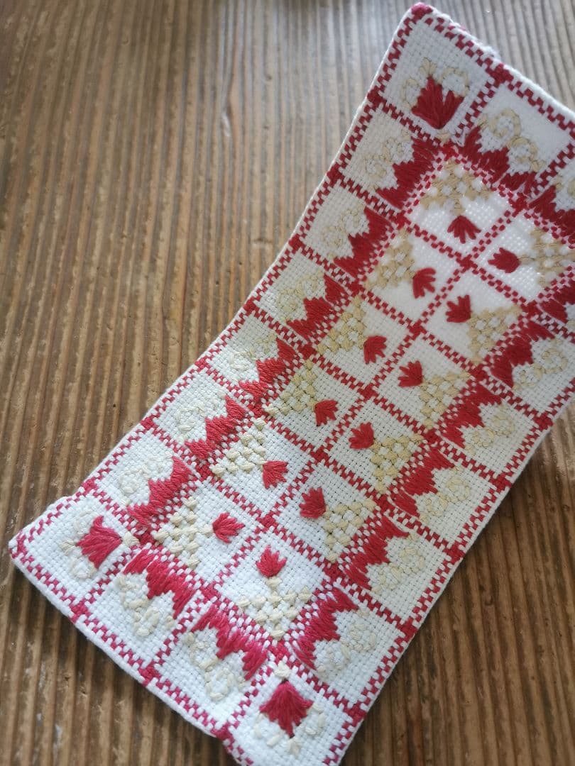 アンティークフランス アルザスチェック 花や葉の手刺繍ドイリー レッド＆ライム