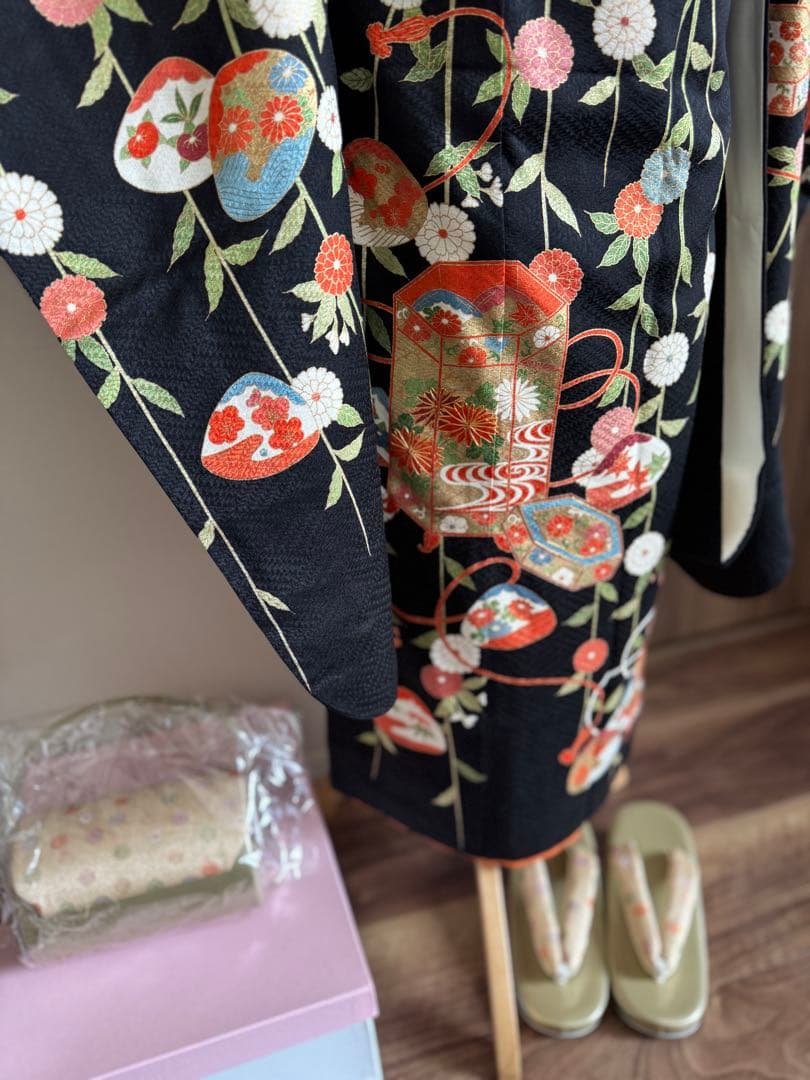 専用です★逸品　正絹綸子黒色に枝垂れ菊と貝桶文　七歳着物フルセット