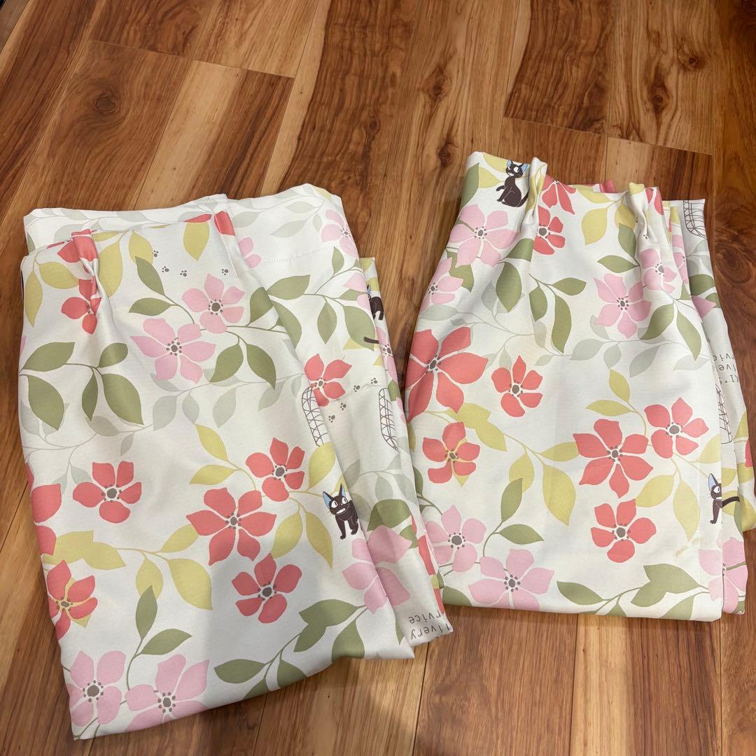 魔女の宅急便　ジジ　黒猫　アンフルール ピンク　遮光カーテン　花柄　ジブリ