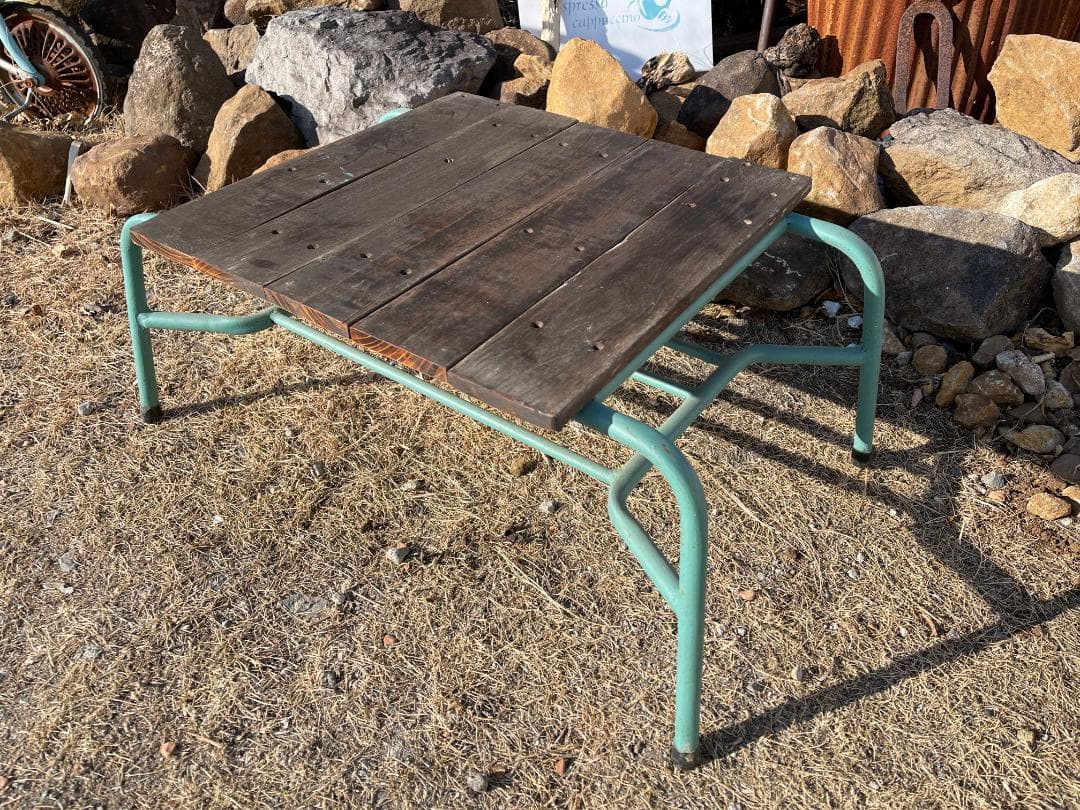 ジャンクガーデンの演出用　テーブル　鉄錆物　ブロカント　多肉&セダム　古道具