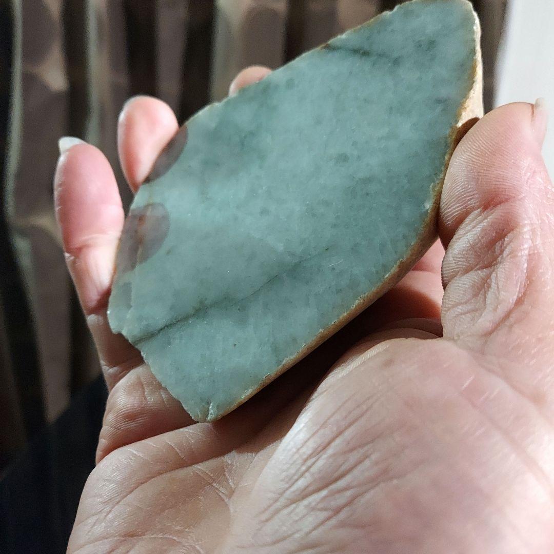 淡いグリーンが綺麗✨ 大きな JADEITE 本翡翠 原石 1面磨き 561