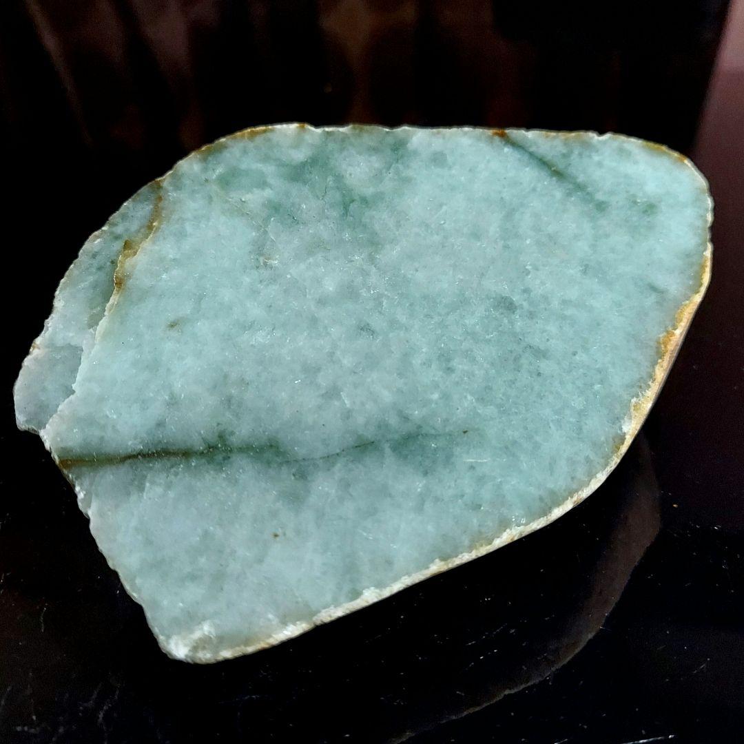 淡いグリーンが綺麗✨ 大きな JADEITE 本翡翠 原石 1面磨き 561