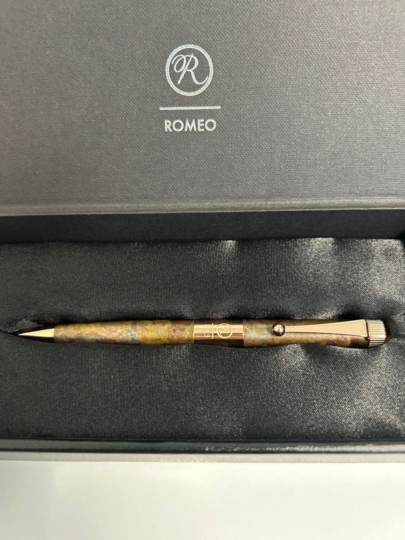 伊東屋 ROMEO　No.3 ボールペン　細軸　斑紋孔雀色ヴィンテージローズ
