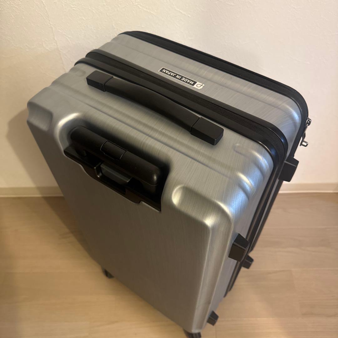 中型シルバーキャリーケース TSAロック付き