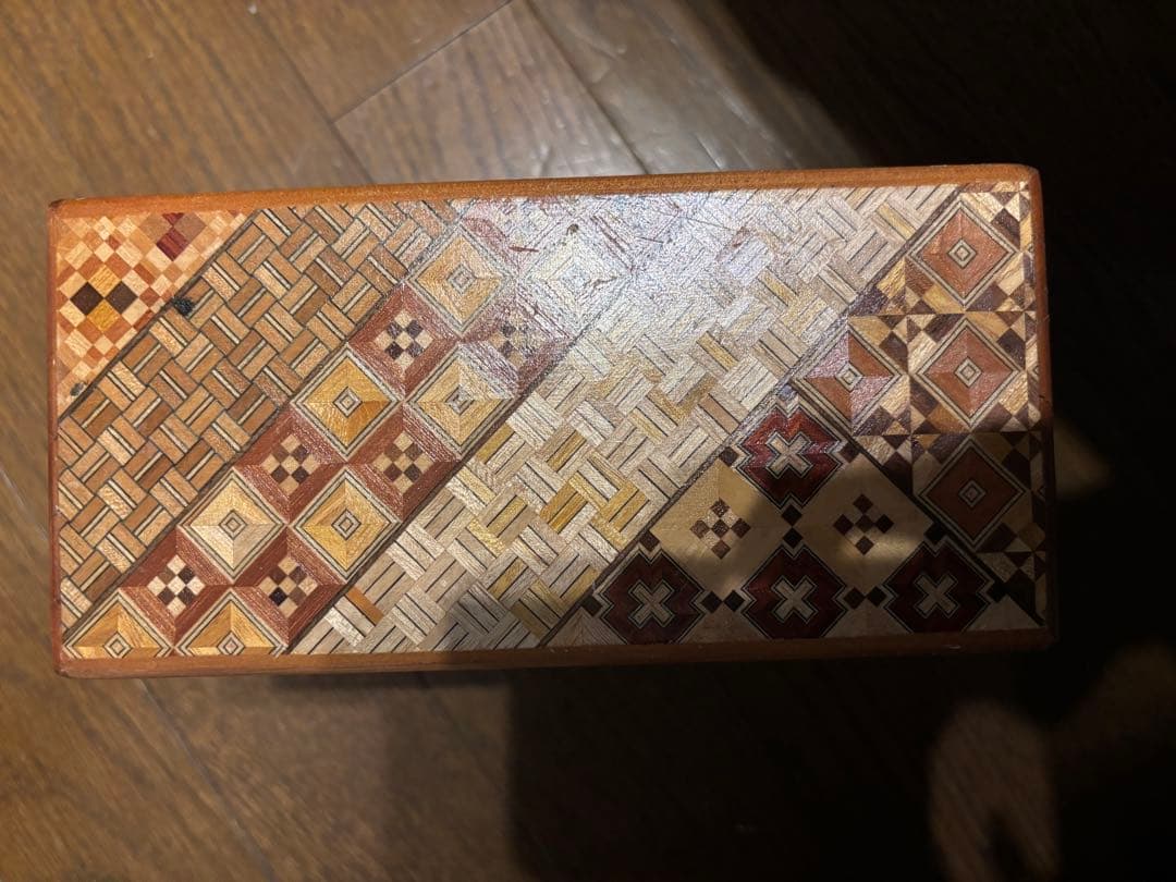 箱根寄木細工の幾何学模様の箱