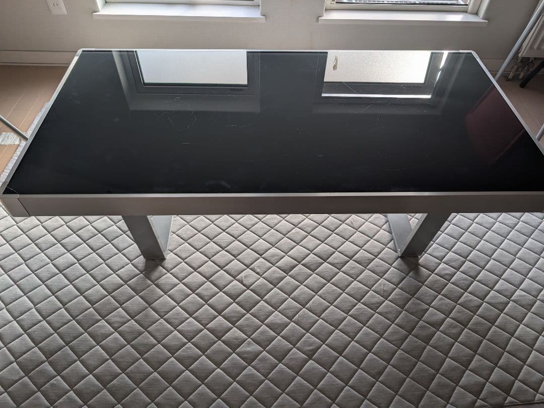 ガラステーブル　グレーガラス　シンプル　モダン