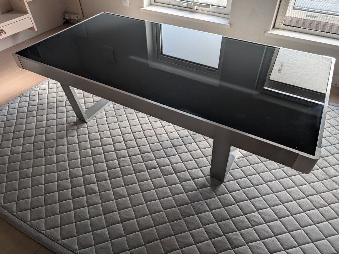 ガラステーブル　グレーガラス　シンプル　モダン