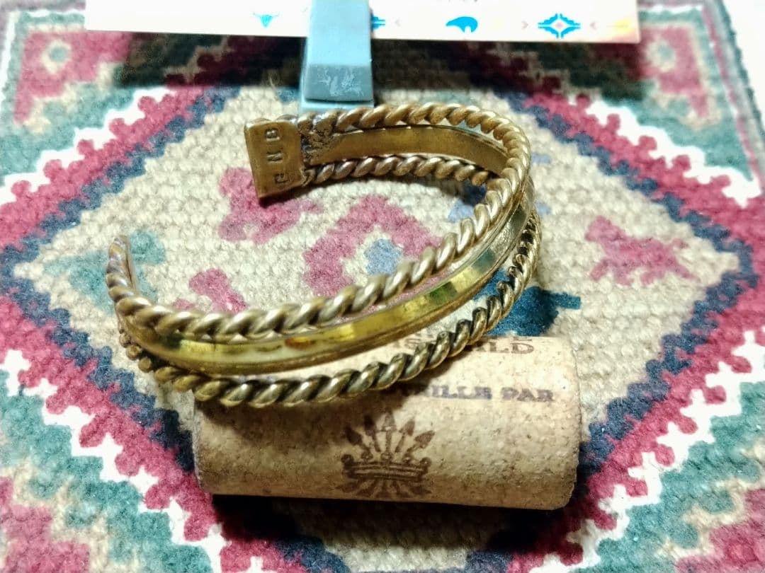 エリッカニコラスビゲイ　真鍮ツイストデザインバングル