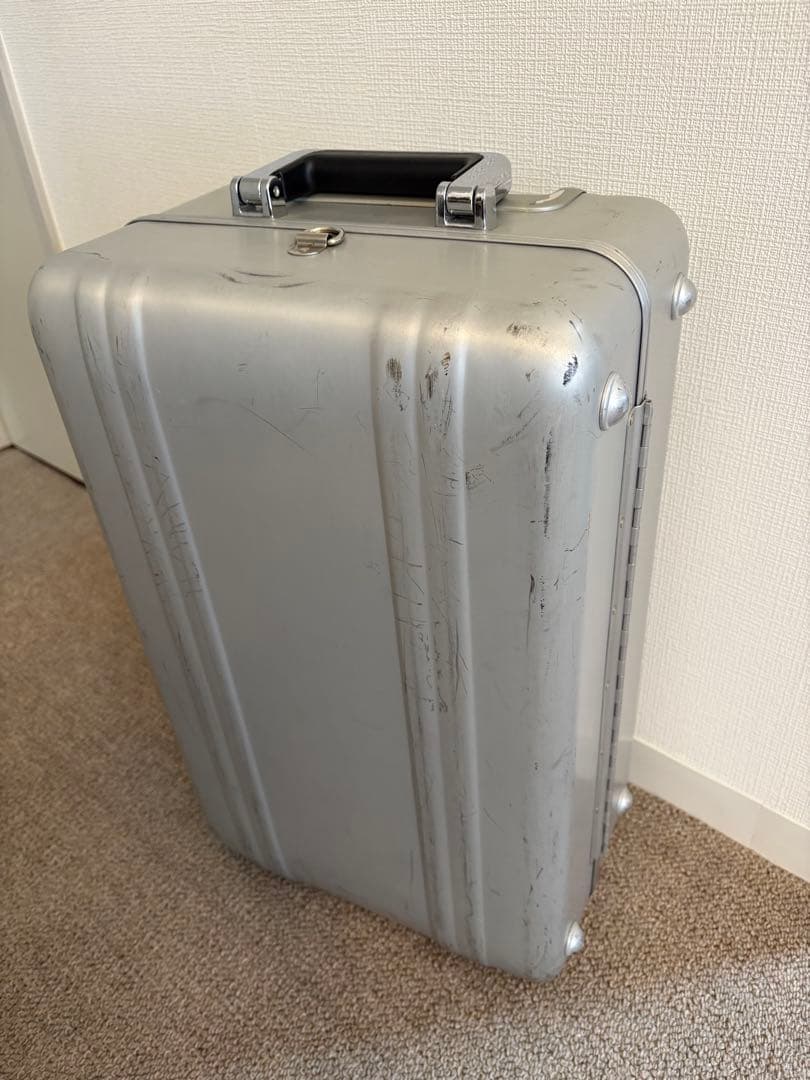 シルバー アルミニウム キャリーケース