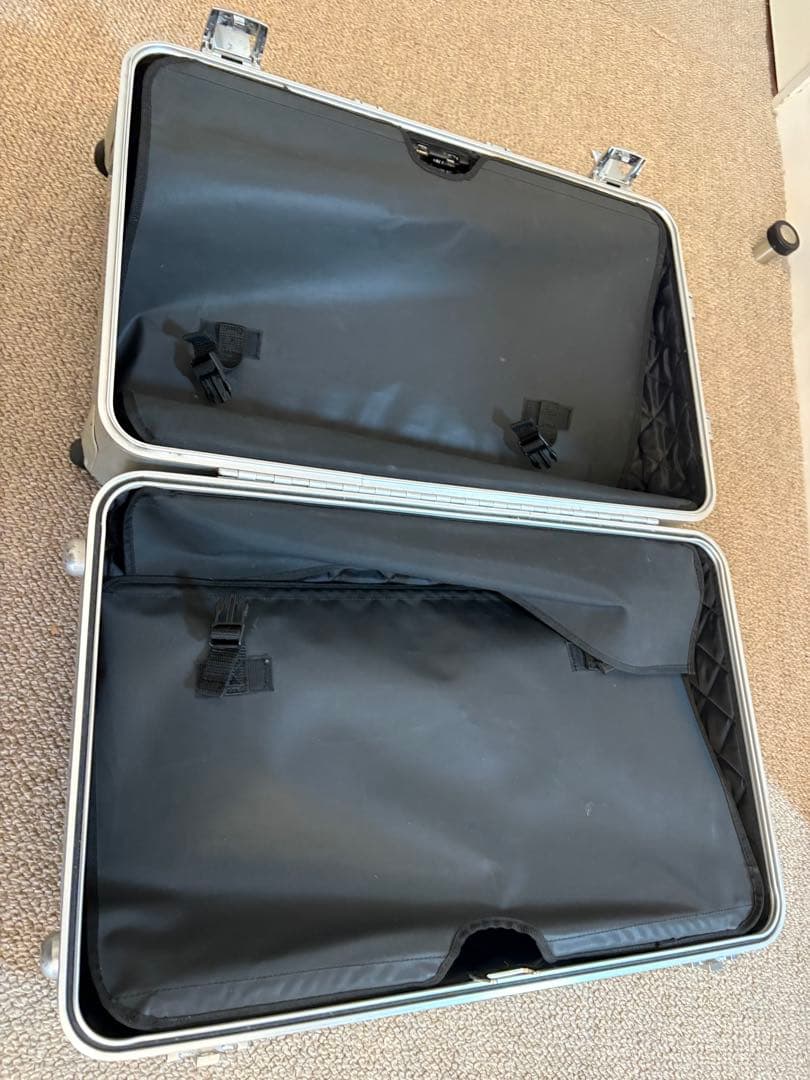 シルバー アルミニウム キャリーケース