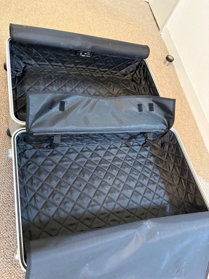 シルバー アルミニウム キャリーケース