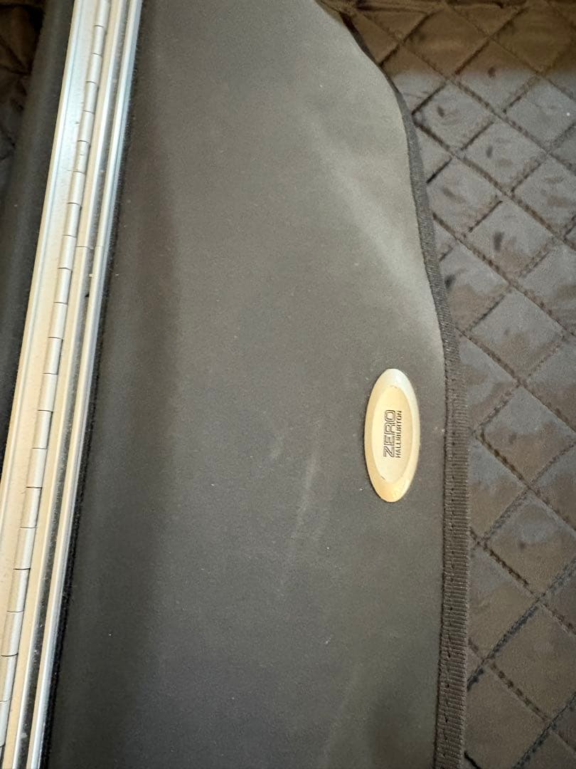 シルバー アルミニウム キャリーケース