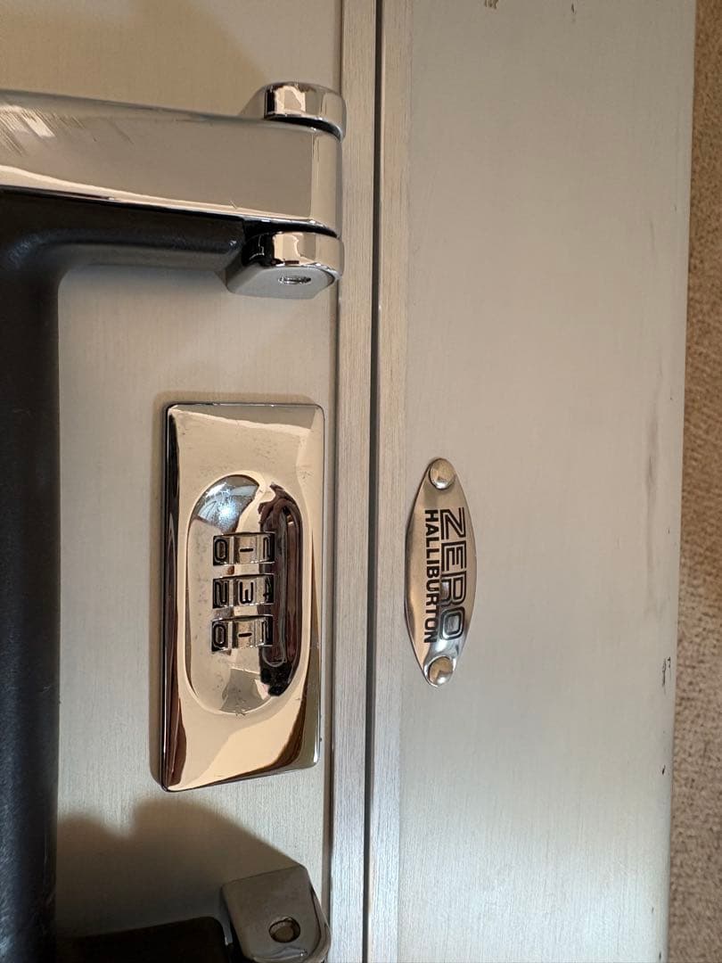 シルバー アルミニウム キャリーケース