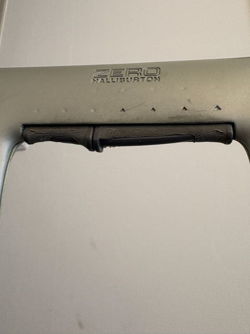 シルバー アルミニウム キャリーケース