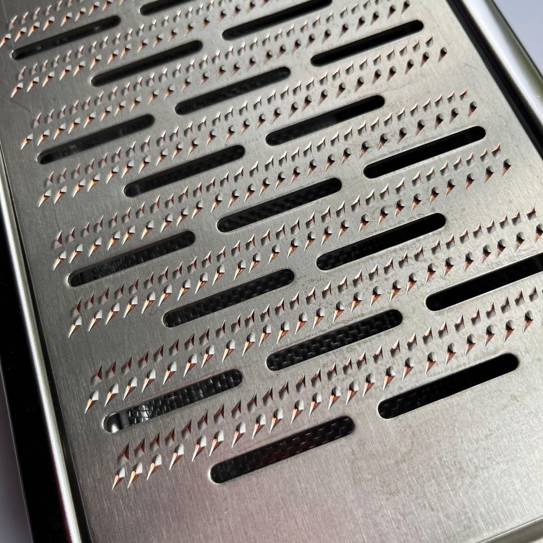 受皿がついた箱型の銅おろし金